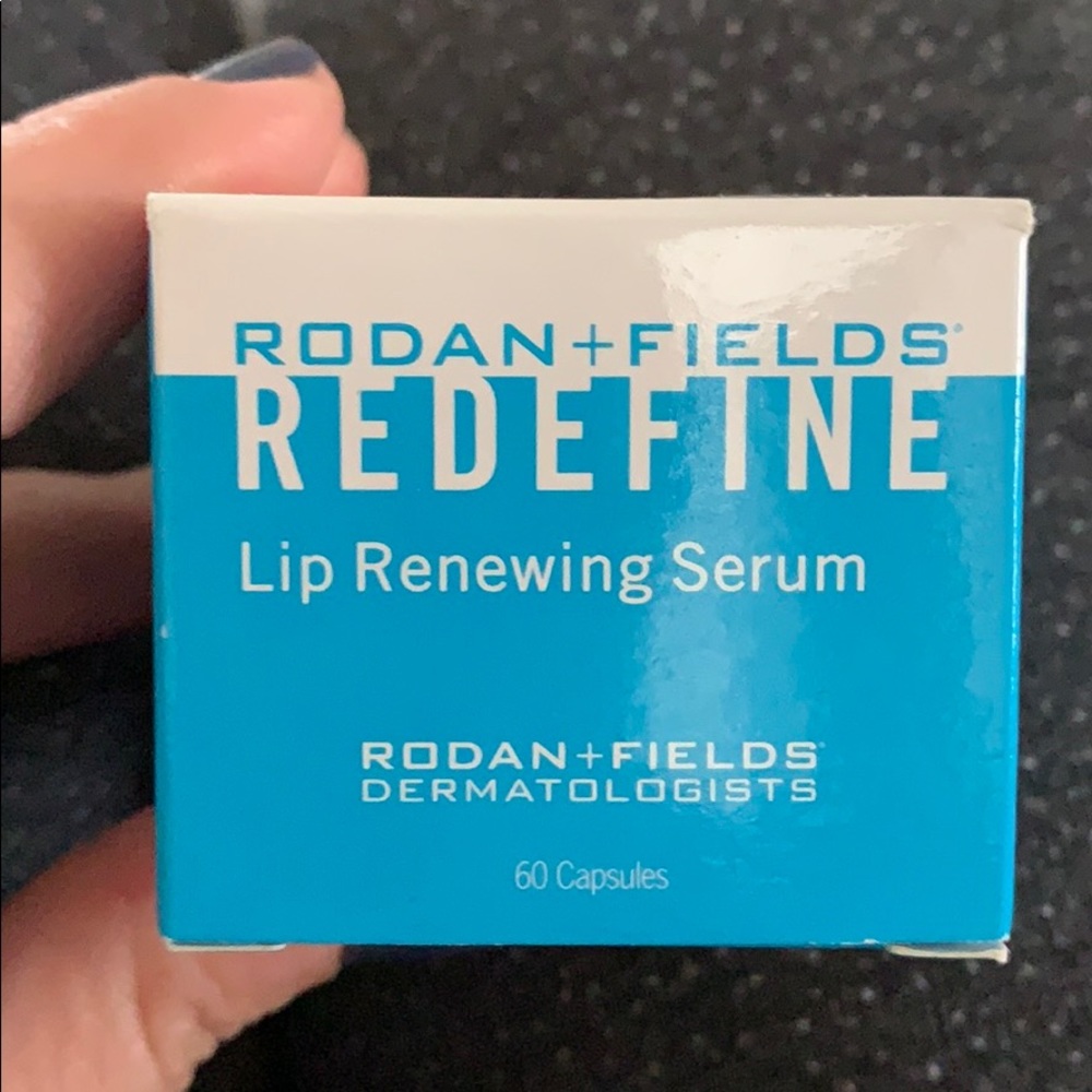 Lip renewing serum